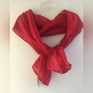 NWT: authentic Royal Thai 100% silk wrap/scarf in sheer basket-weave pattern